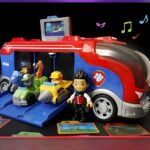 Bus Pat' Patrouille avec 3 voitures et 1 figurine sur fond noir