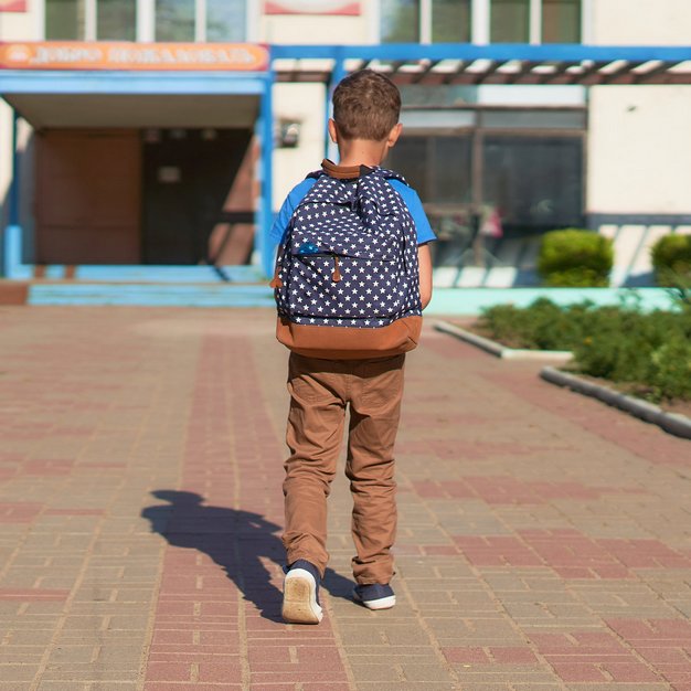 Garçon va à l'école avec son cartable