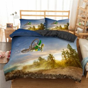 Parure de lit complete avec un paysage en pleine foret où on voit une motocross effectuer une acrobatie