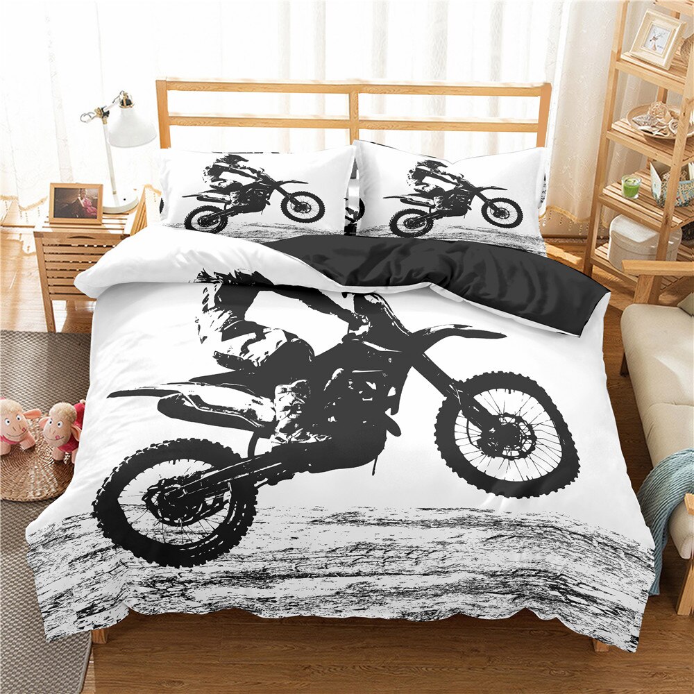 Parure de lit dans une chambre d'enfant , la parure est blanche avec une motocross en train de cabrer en noir et blanc