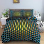 Dans une chambre un lit, avec table de chevet de chaque coté, est couvert d'une parure complete de lit créant un effet d'optique comme une sorte de grillage bleu sur un fond jaune