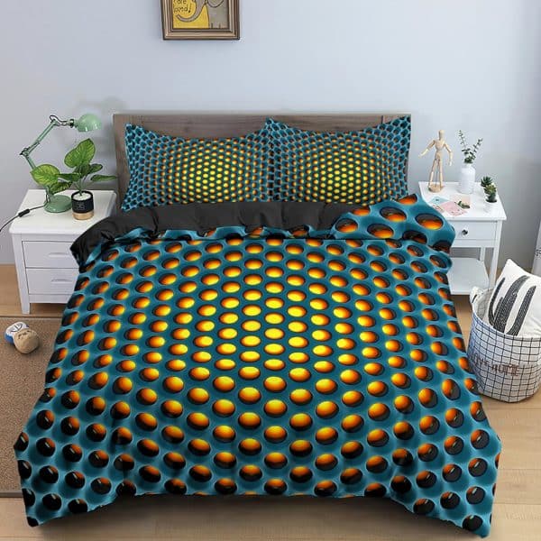 Dans une chambre un lit, avec table de chevet de chaque coté, est couvert d'une parure complete de lit créant un effet d'optique comme une sorte de grillage bleu sur un fond jaune