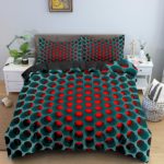Dans une chambre un lit, avec table de chevet de chaque coté, est couvert d'une parure complete de lit créant un effet d'optique comme une sorte de grillage bleu sur un fond rouge