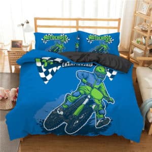Dans une chambre d'enfant , est installée sur le lit une parure complète bleue avec un dessin de motocross verte et de drapeau d'arrivée de course