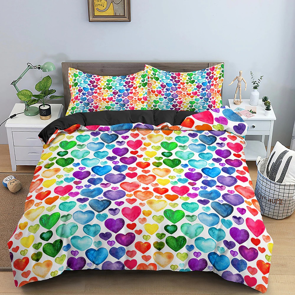 Dans une chambre un lit, avec table de chevet de chaque coté, est couvert d'une parure complete de lit recouverte entièrement de coeurs de toutes les couleurs