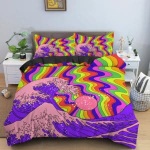 Dans une chambre un lit, avec table de chevet de chaque coté, est couvert d'une parure complete de lit avec une grande vague dessinée, le tout dans des couleurs flash et multicolore