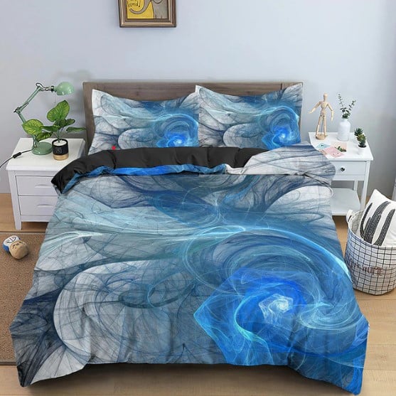 Dans une chambre un lit, avec table de chevet de chaque coté, est couvert d'une parure complete de lit des formes comme faites par de la fumée grise et bleuté