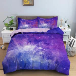 Dans une chambre un lit, avec table de chevet de chaque coté, est couvert d'une parure complete de lit avec des étoiles et des galaxies dans les tons violets