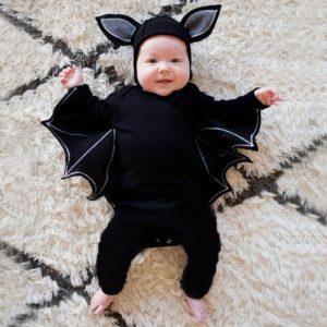 Costume chauve-souris noir d'halloween pour bébé avec un bébé qui porte le déguisement