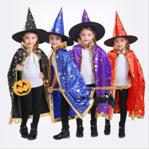 Quatre enfants déguisés avec des capes de magiciens , une nore une bleu , une rouge et une violette