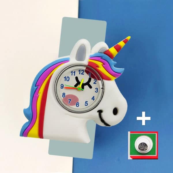 Montre dont le bracelet est gris avec une licorne avec la crinière multicolore et le cadran se trouve sur son oeil