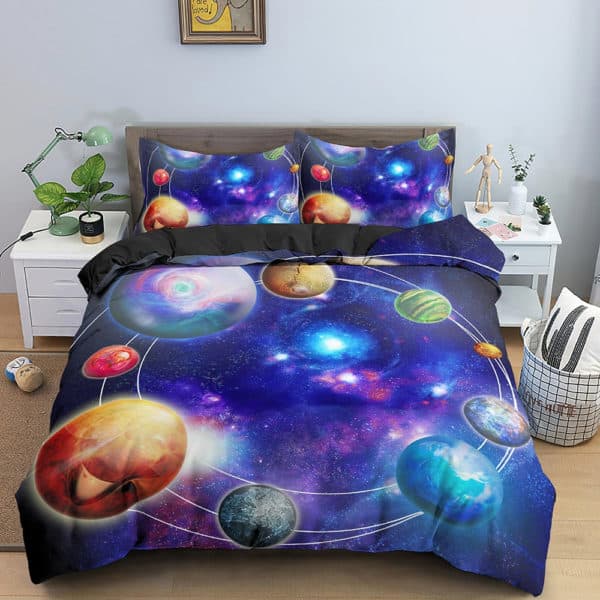 Dans une chambre un lit, avec table de chevet de chaque coté, est couvert d'une parure complete de lit avec des motifs de planètes et une galaxie en fond