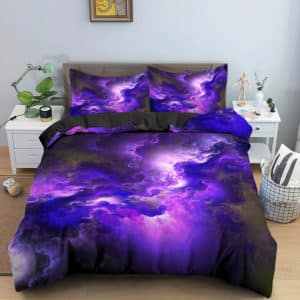 Dans une chambre un lit, avec table de chevet de chaque coté, est couvert d'une parure complete de lit dans les tons noirs, laissant apparaitre des nuages violets
