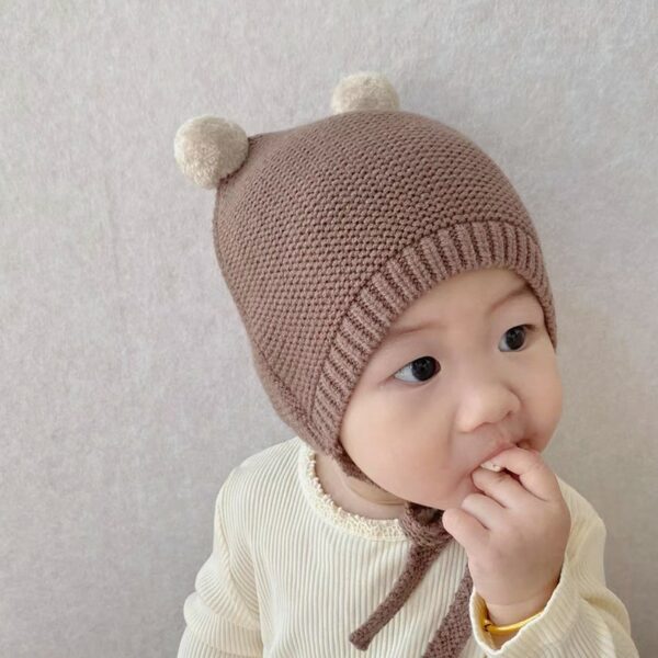 Bonnet bébé style tricoté avec pompons