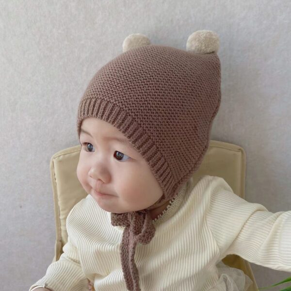 Bonnet bébé style tricoté avec pompons