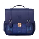 Cartable garçon ce1 bleu foncé style traditionnel présenté sur fond blanc