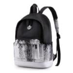 Sac à dos garçon style street avec belle couleur intense noir et blanc , présenté sur fond noir