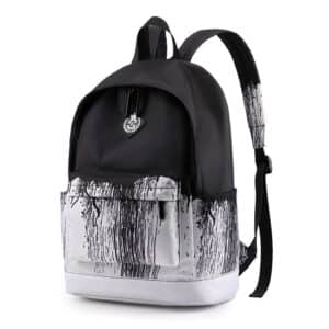 Sac à dos garçon style street avec belle couleur intense noir et blanc , présenté sur fond noir