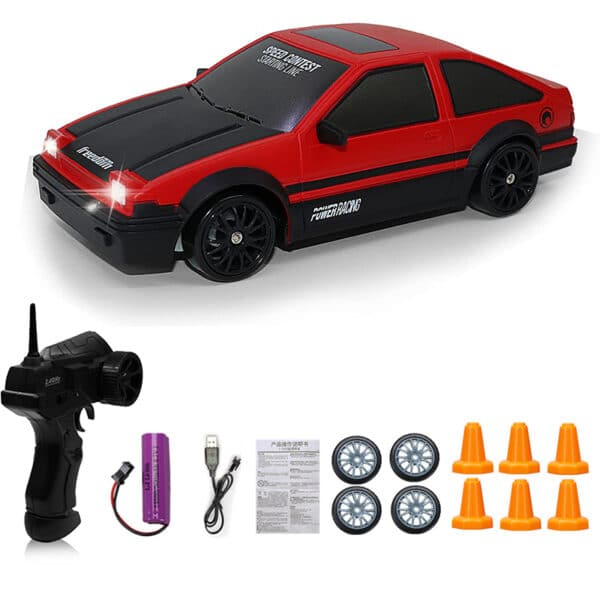 Voiture télécommandée pour enfant rouge spéciale drift, avec sa manette et ses accessoires présentés sur fond blanc