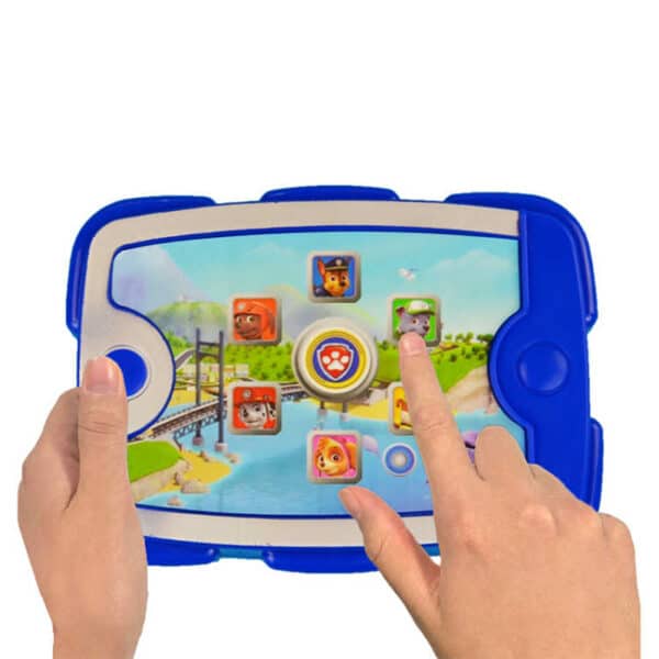 Jouet Pat'Patrouille Ryder Tablette musique sons et lumières, présenté sur fond blanc avec des mains en train de l'activer