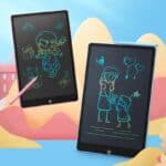 Deux tablettes d'écritures magique rose et bleu avec des dessin colorés à l'intérieur et un stylet rose à côté. Sur un fond coloré bleu, jaune et rose