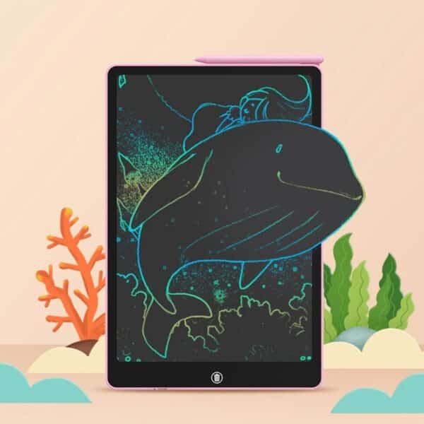 Une tablette d'écriture magique pour enfant avec le dessin d'une baleine sortant de l'écran. En fond d'écran un paysage marin avec un fond rose et des plantes marines