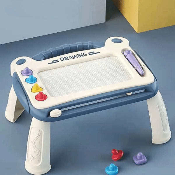 Tableau magique à dessin sur pied en forme de table bleu et blanc. Sur un sol lisse bleu avec des tampons