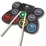 on voit sur un fond clair une batterie électronique en silicone souple pour enfant avec des baguettes de batterie