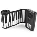 on voit sur un fond clair un clavier piano souple en silicone qui s'enroule sur lui même