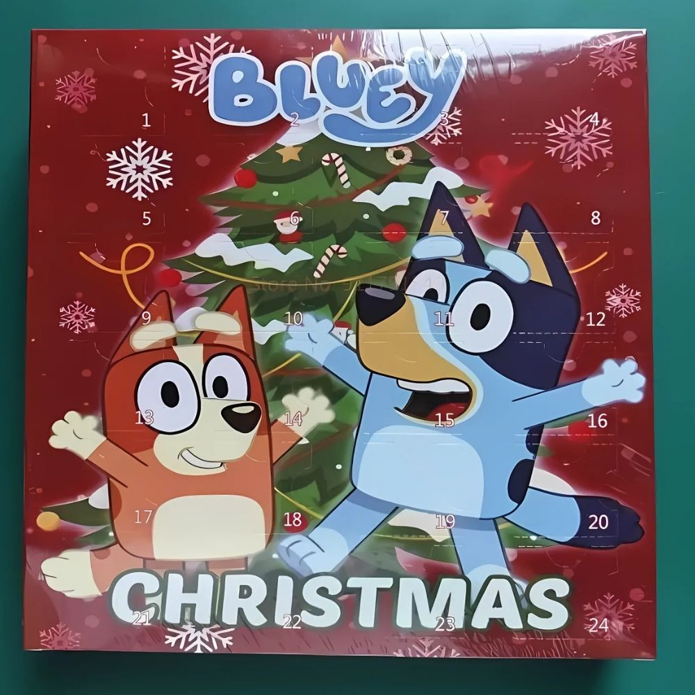 Bluey Calendrier De L'Avent Avec 4 Mini Figurines : Bleu, Bingo, Muffins Et Chaussettes, 12 Autres Accessoires, 3 Supports En Papier Et 5 Autocollants Pour Révéler Derrière 24 Fenêtres