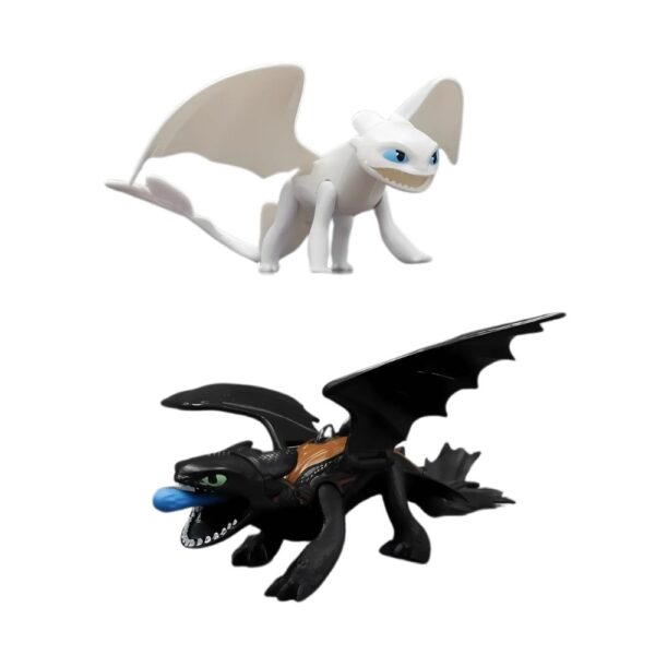 Jouet en forme de dragon noir pour Krokmou et de dragon blanc pour Furie éclair dans le film Dragons sur fond blanc