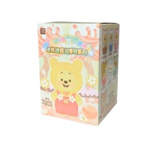 Peluche surprise Winnie l'ourson type Labubu sur fond blanc.
