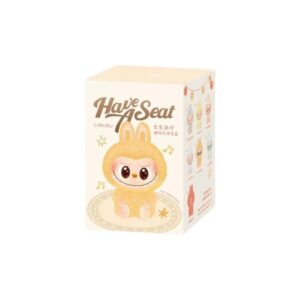 Boite en carton blanche, avec un labubu jaune dessiné dessus sur fond blanc