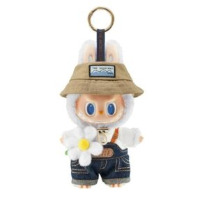 peluche de style Labubu avec bob beige, salopette en jean et marguerite blanche