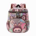 petit sac à dos marron, imprimé de personnages kawaii style Labubu, avec une ouverture par le dessus et une poche frontale arrondie à l'avant, sur fond blanc
