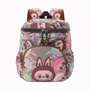 petit sac à dos marron, imprimé de personnages kawaii style Labubu, avec une ouverture par le dessus et une poche frontale arrondie à l'avant, sur fond blanc
