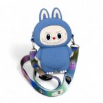 mini sac en forme de personnage drôle avec oreilles de lapin bleu et bandoulière colorée à motifs, sur fond blanc