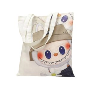 tote bag blanc avec dessin de personnage Labubu blanc, avec un chapeau khaki dessus ; sur fond blanc