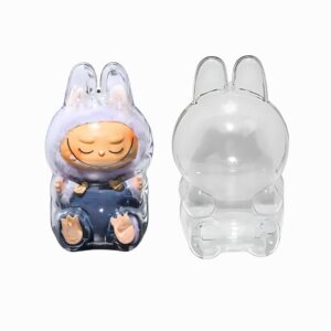 Coque rigide de protection pour peluche assise type Labubu sur fond blanc.