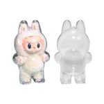 coque rigide transparente pour figurine Labubu en position debout vide, à coté d'une coque contenant un labubu blanc. Sur fond blanc.