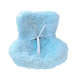 Petit siège auto duveteux pour peluche style Labubu, couleur bleu, sur fond blanc