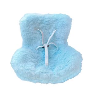 Petit siège auto duveteux pour peluche style Labubu, couleur bleu, sur fond blanc