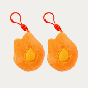 Peluche Duolingo - Flamme Streak, par lot de 2 porte-clés sur fond uni, texture douce orange, symbole familial d’apprentissage régulier et de motivation partagée.