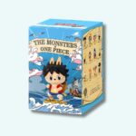 Boîte bleue avec Luffy de one piece dessiné dans un style Labubu sur le devant, sur fond bleu neutre.