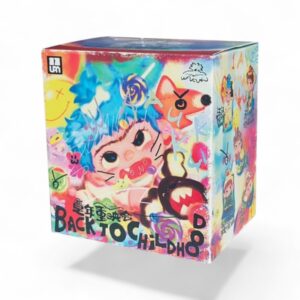 Blind box Wakuku série Back to childhood, une boite carrée aux dessins d'enfants kawaii et couleurs pastels où se cache une figurine mystérieuse à collectionner sur fond blanc.