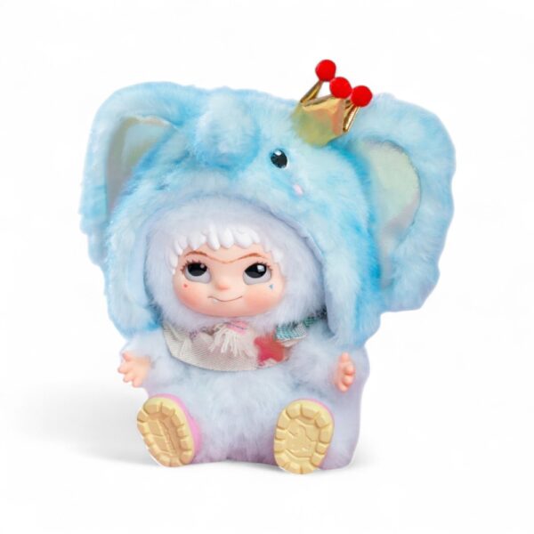 Peluche Wakuku officielle - Ton Ton Blue strarlight, personnage enfantin au style kawaii vêtu d'un déguisement d'éléphant bleu ciel avec de grandes oreilles argentées et une couronne dorée sur la tête, sur fond blanc.