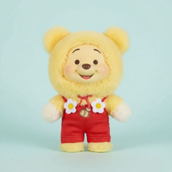 Peluche de Winnie l'Ourson style kawaii inspiré des Labubu dans un coloris jaune et rouge sur fond gris
