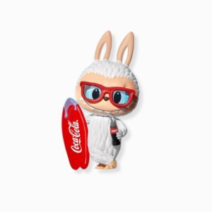 Figurine Labubu collection Noël Coca-Cola avec une planche de surf rouge sur fond blanc