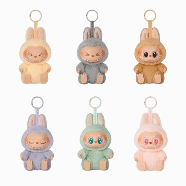 Plusieurs peluches Labubu avec porte-clefs dans des coloris pastel sur fond blanc