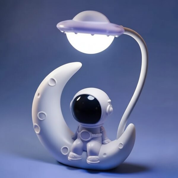 Veilleuse astronaute garçon avec croissant de lune lumineux et apaisant sur fond uni mauve.